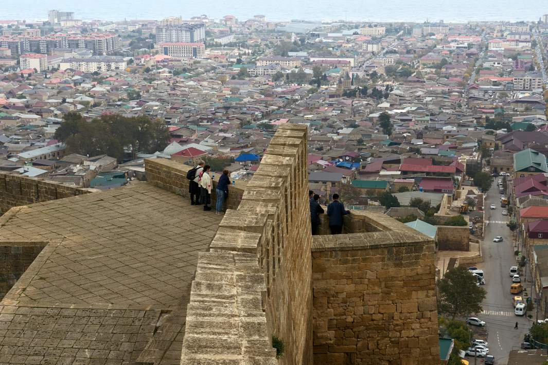 Туристы в крепости Нарын-Кала в Дербенте