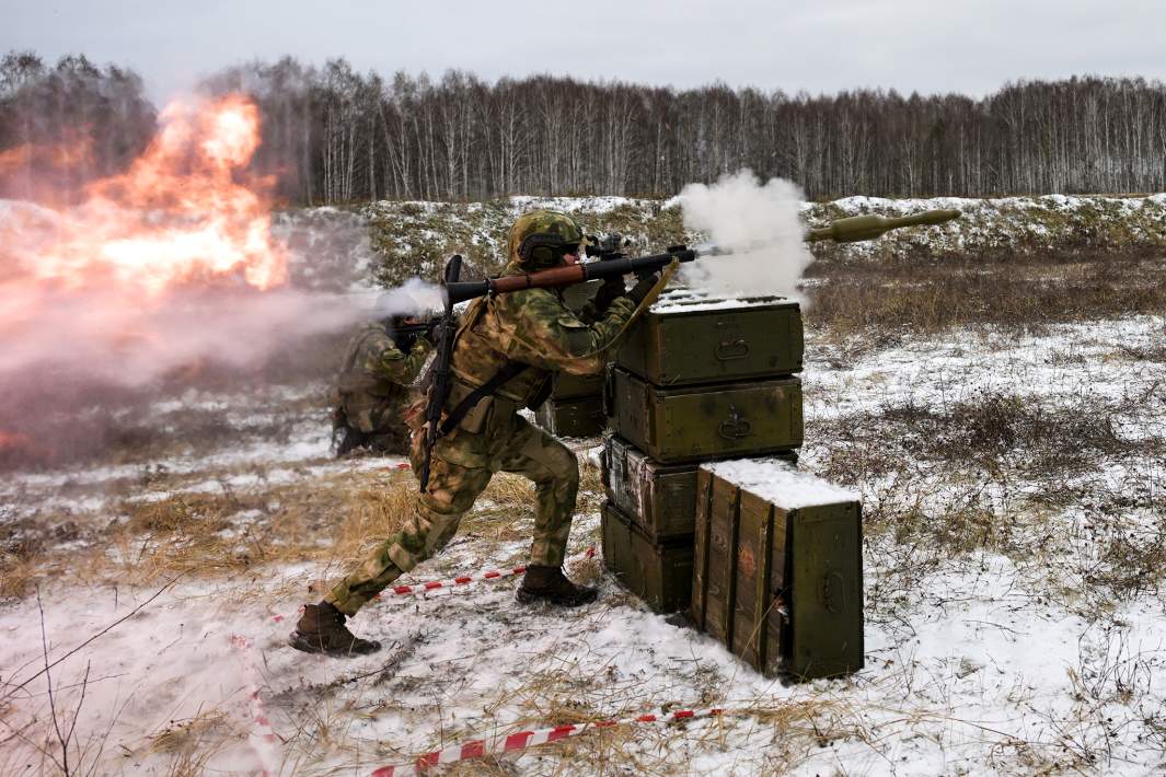 Курсанты Новосибирского высшего военного командного училища во время тактико-специальных занятий на учебном полигоне