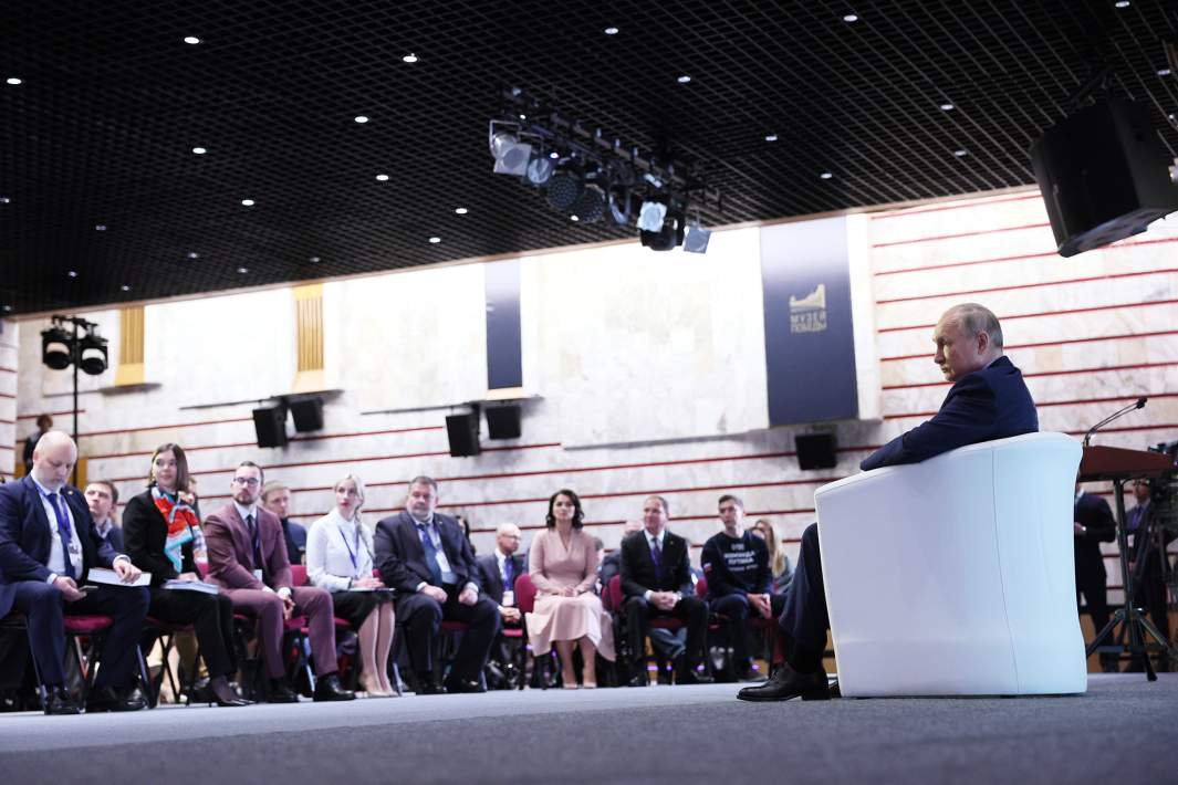 Президент РФ Владимир Путин во время встречи с новым составом Общественной палаты РФ в Центральном музее Великой Отечественной войны