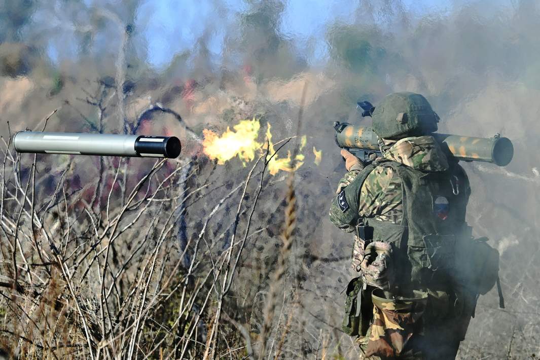 Военнослужащий ВС РФ стреляет из реактивного пехотного огнемета РПО-А «Шмель» во время прохождения боевой подготовки на одном из полигонов в зоне специальной военной операции