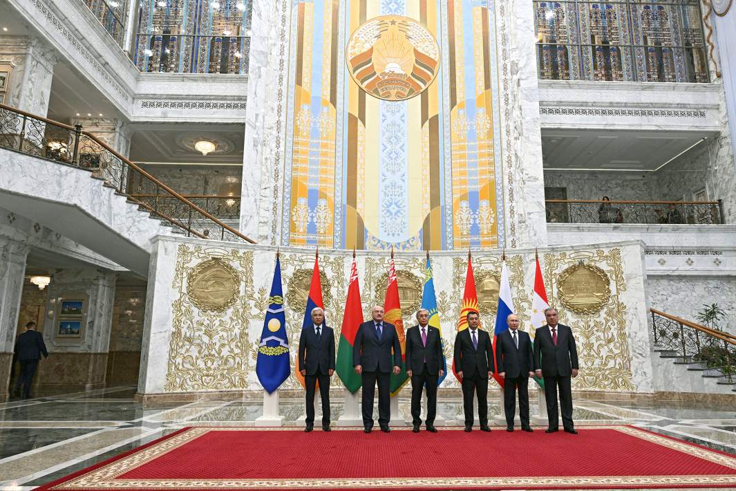 Президент РФ Владимир Путин на церемонии совместного фотографирования участников сессии Совета коллективной безопасности Организации Договора о коллективной безопасности в Минске