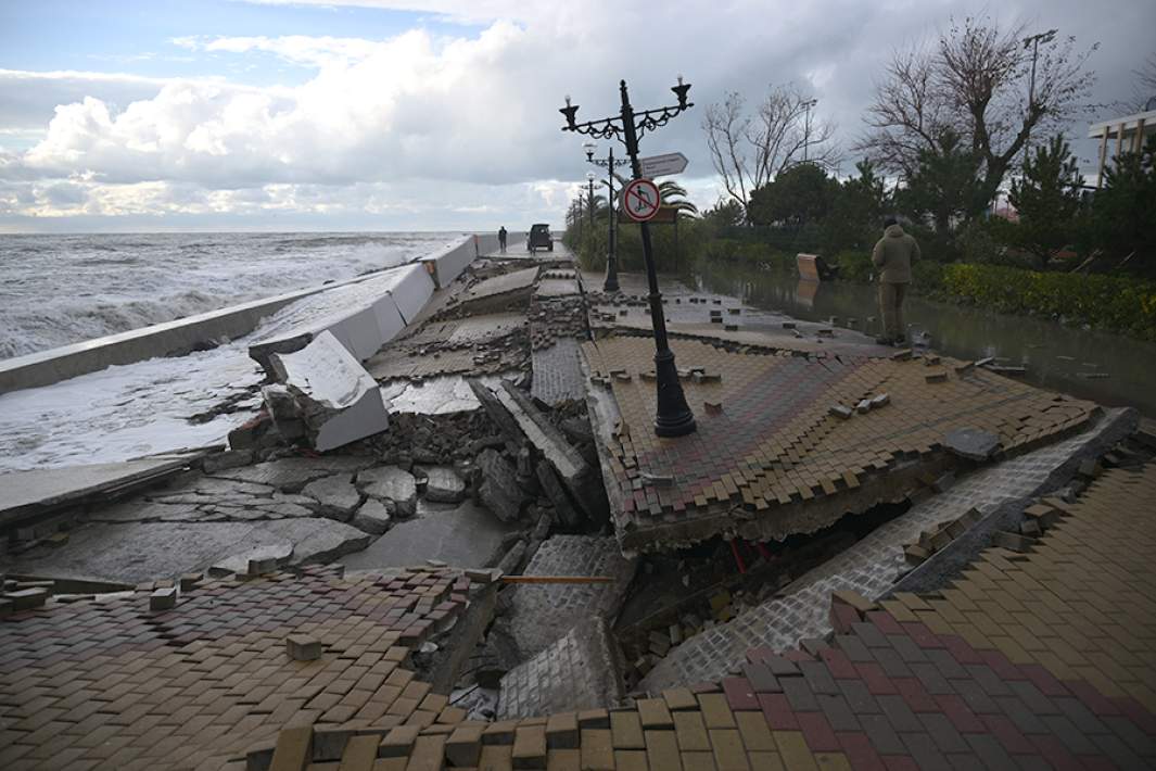 Разрушенная в результате шторма набережная в Сочи