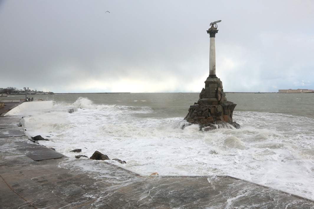 Штормовое море в Севастополе