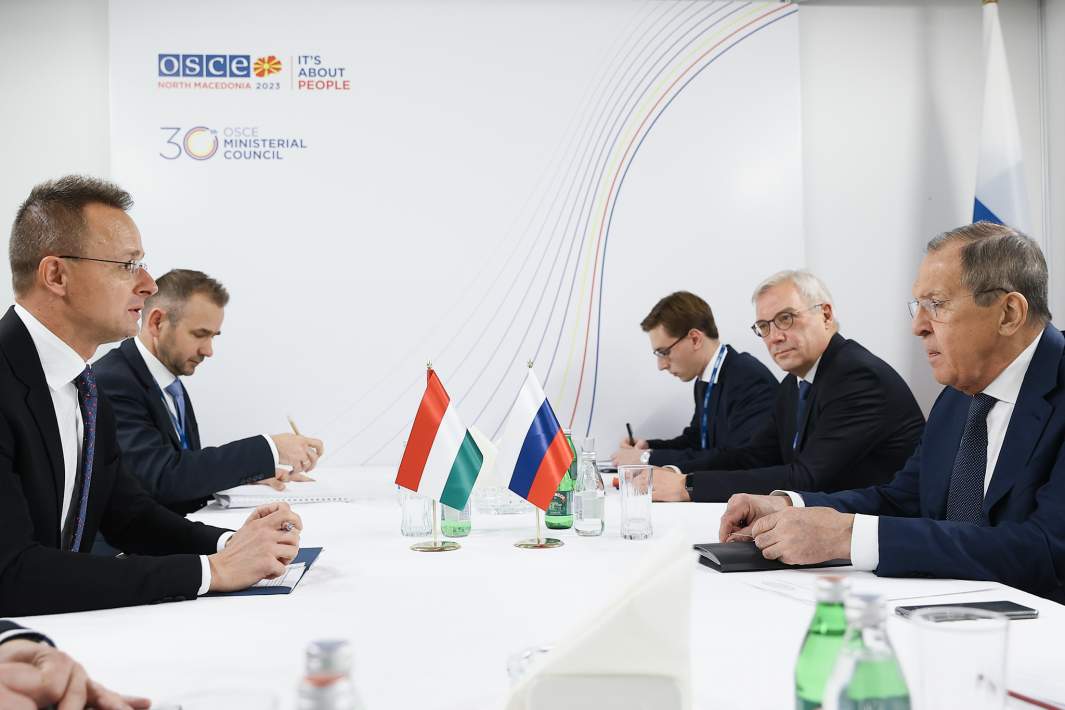 Глава МИД РФ Сергей Лавров и министр иностранных дел Венгрии Петер Сиярто на встрече в рамках саммита министров иностранных дел ОБСЕ
