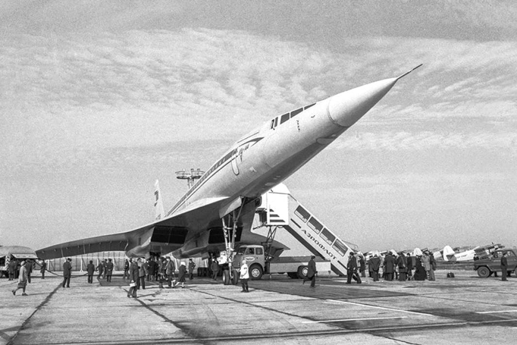 Советский сверхзвуковой самолет Ту-144 в алма-атинском аэропорту. 1 ноября 1977 года