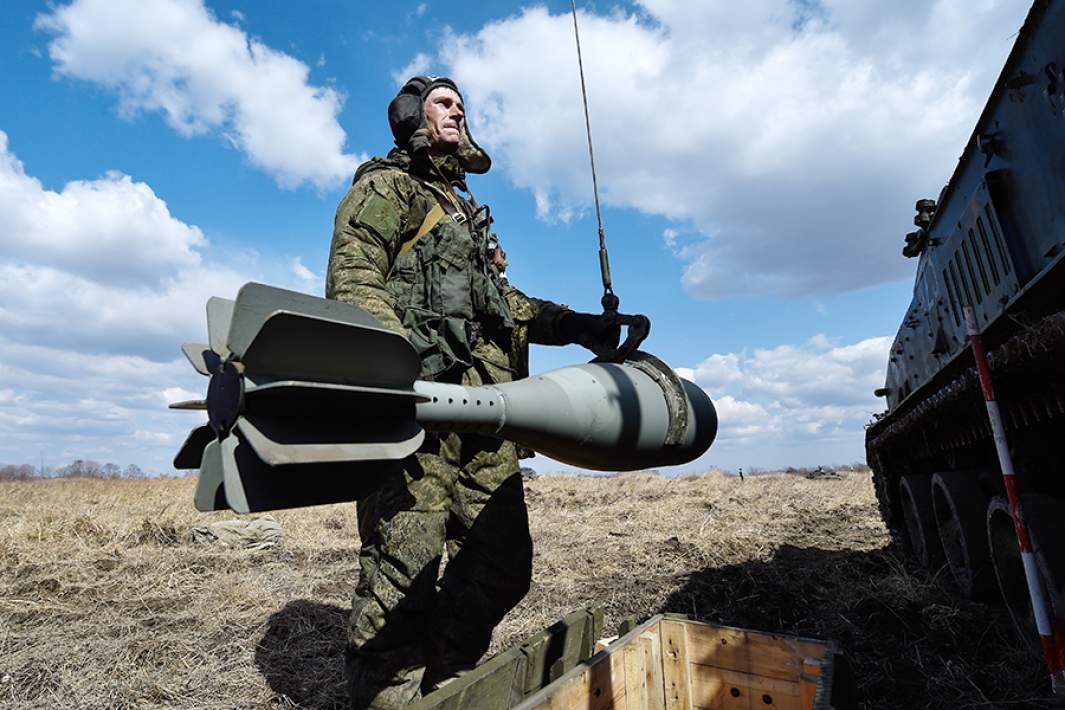 Военнослужащий батареи 240-мм самоходных минометов 2С4 «Тюльпан» во время тактических учений артиллерийских подразделений 5-й общевойсковой армии на Сергеевском полигоне. 2017 год