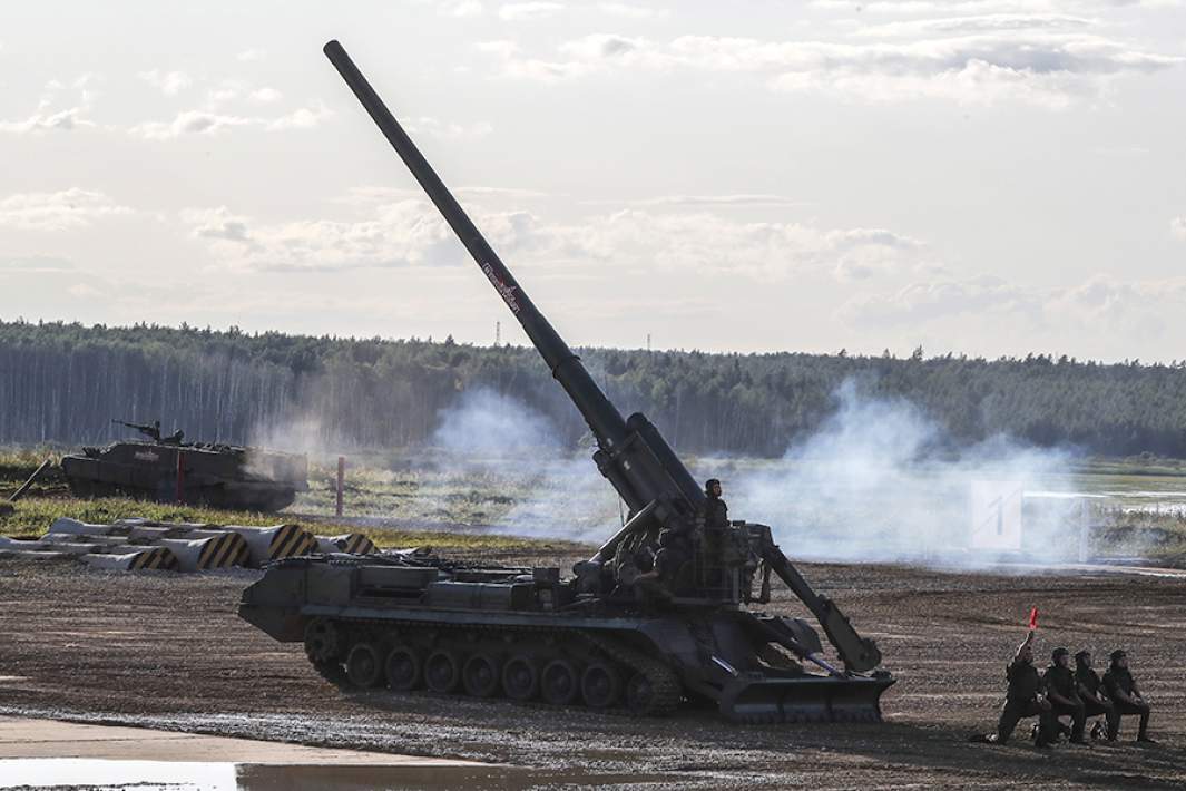 Самоходная артиллерийская установка 2С7 «Пион» во время динамической экспозиции в рамках IV Международного военно-технического форума «Армия-2018» в парке «Патриот»