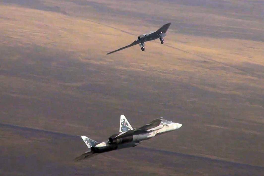 Беспилотный летательный аппарат С-70 «Охотник» во время первого совместного полета с истребителем Су-57