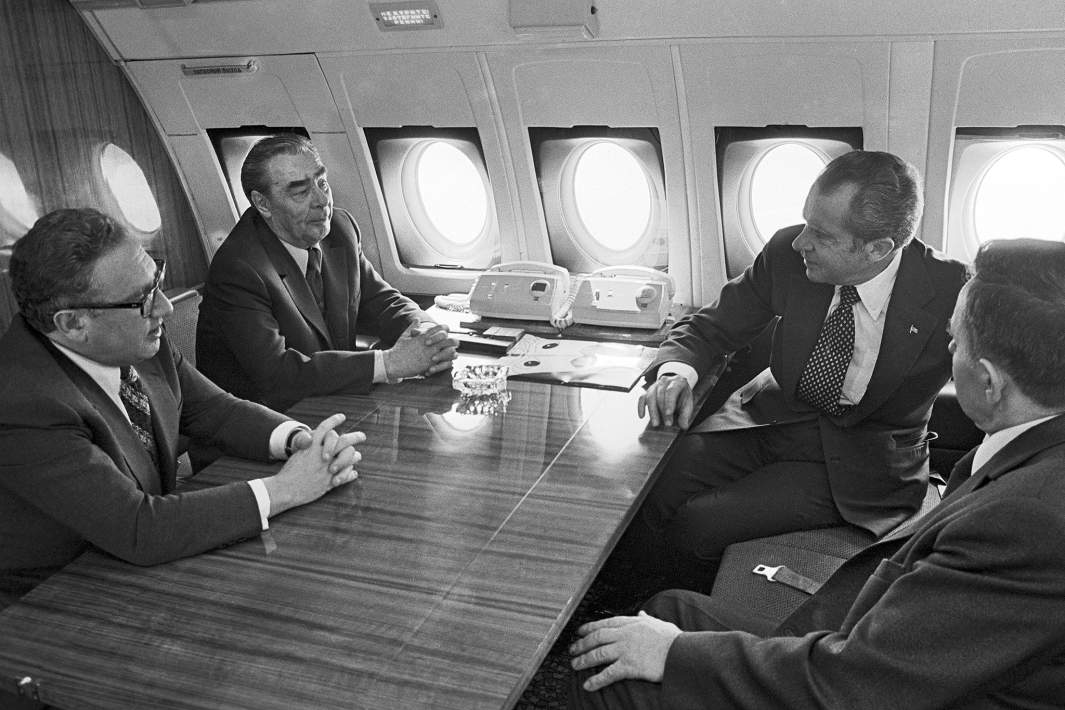 Генри Киссинджер, Леонид Брежнев, Ричард Никсон и Андрей Громыко во время перелета из Москвы в Крымскую область, 1974 год