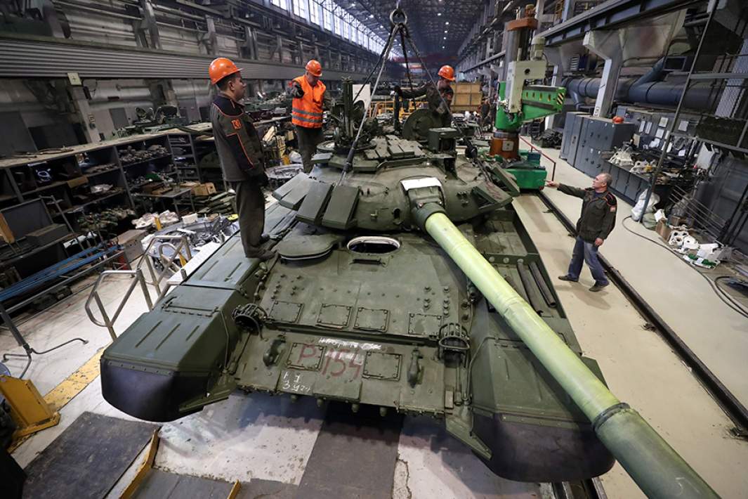 Установка башни на танк Т-72БЗ в механосборочном цехе №130 «Уралвагонзавода»