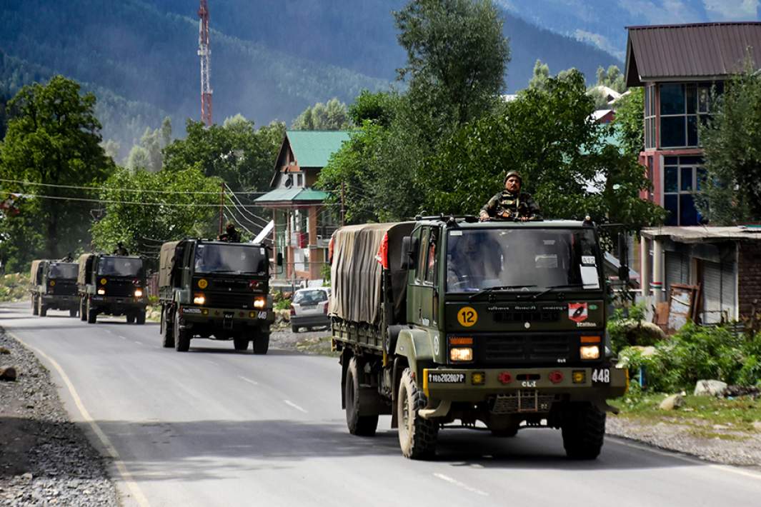 Грузовики индийской армии движутся по шоссе, ведущему в Ладакх во время столкновений пограничников в 2020 году из-за спорной территории