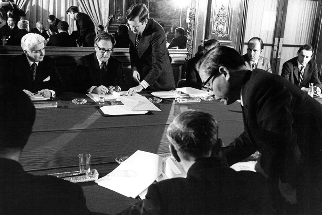 Генри Киссинджер подписывает соглашение о прекращении огня во Вьетнаме, Франция, январ 1973 года