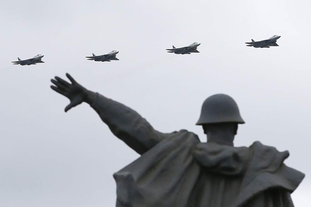 Многоцелевые истребители Су-57 над статуей воина на мосту Победы во время воздушной части парада, посвященного 76-й годовщине Победы в Великой Отечественной войне