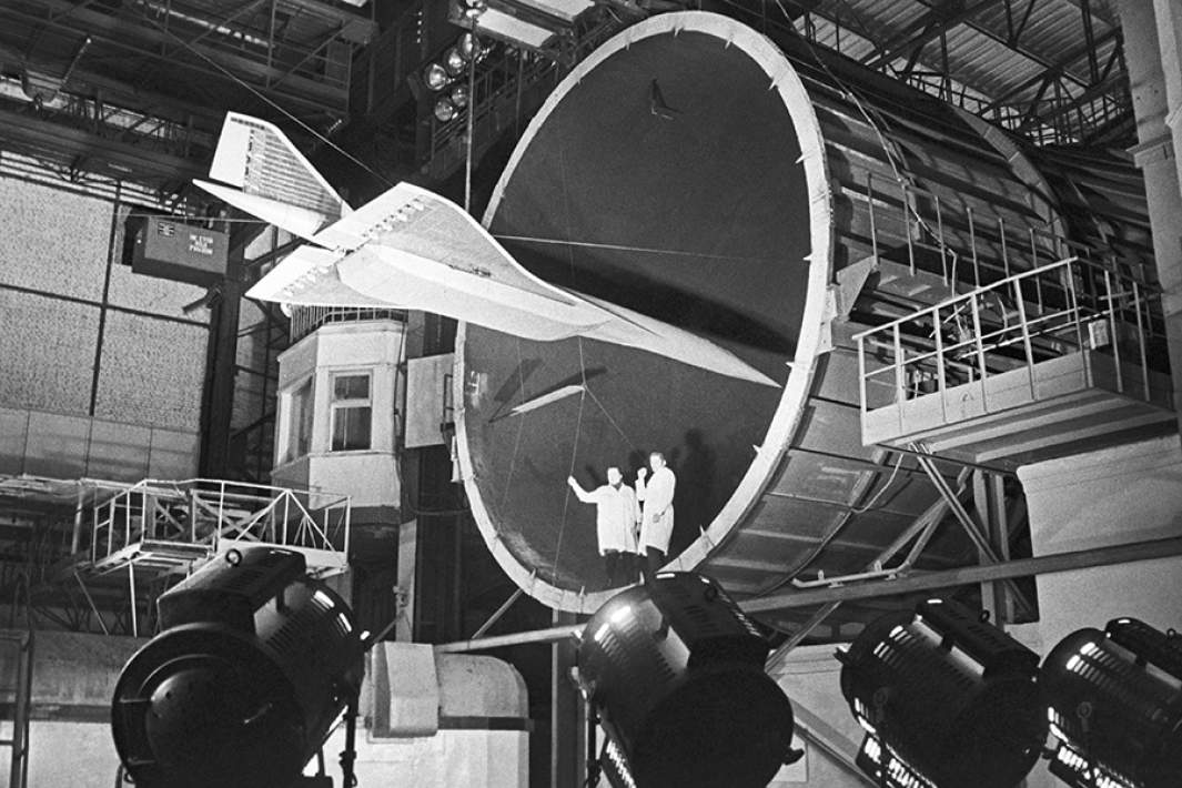 Подготовка к испытаниям на прочность сверхзвукового пассажирского самолета Ту-144 в статическом зале Центрального аэрогидродинамического института имени Н. Е. Жуковского. 1971 год
