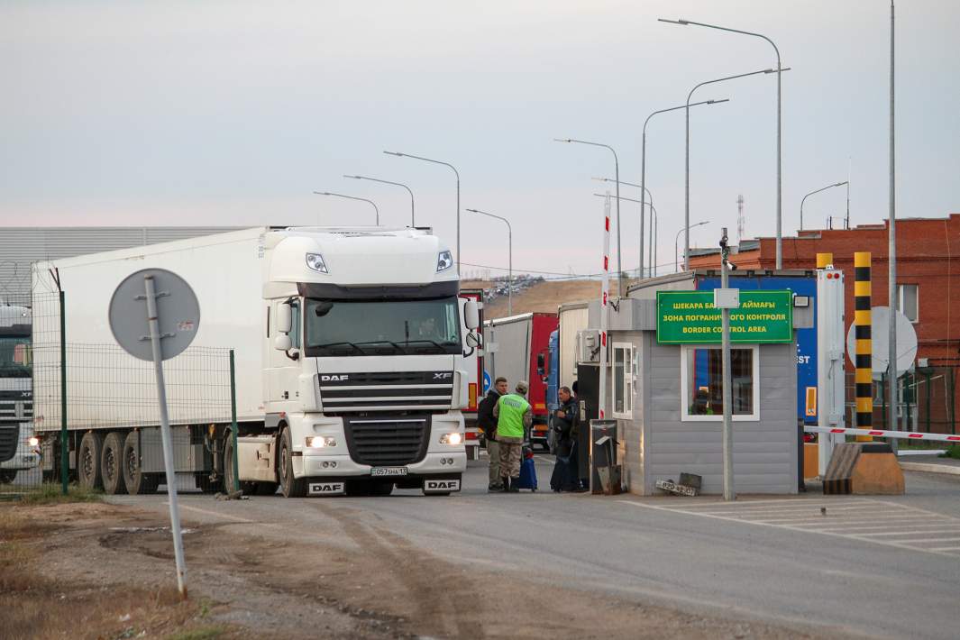 Международный автомобильный пункт пропуска «Сырым» на казахстанско-российской границе