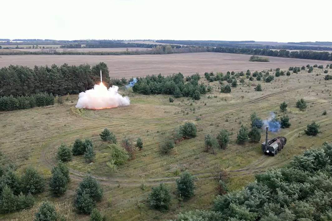 Пуск ракет из оперативно-тактических ракетных комплексов «Искандер» Западного военного округа в ходе проведения специальной военной операции