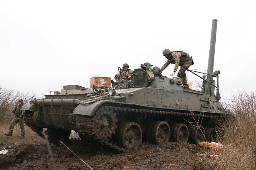 Военнослужащие во время боевой работы 240-мм самоходного миномета 2С4 «Тюльпан» в ходе специальной военной операции
