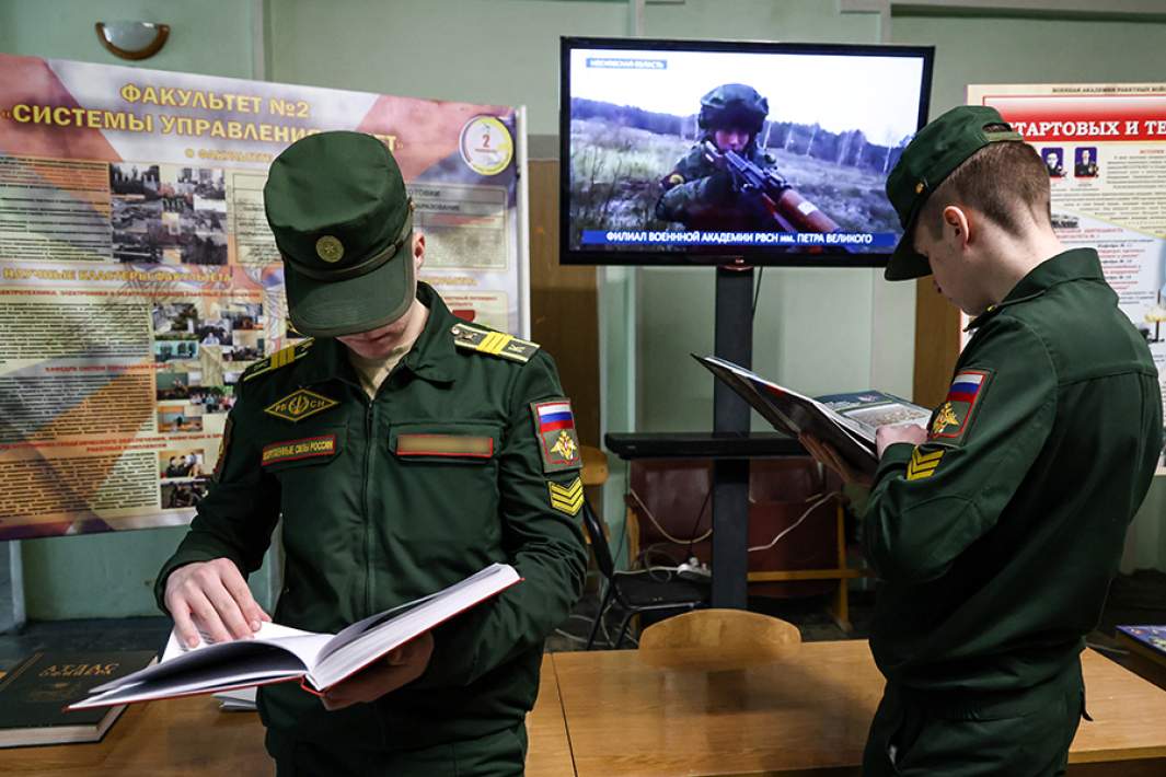 Курсанты на дне открытых дверей в Серпуховском филиале Военной академии Ракетных войск стратегического назначения имени Петра Великого