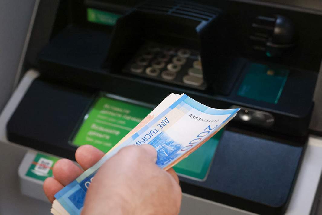 Внесение наличных денег в банкомат