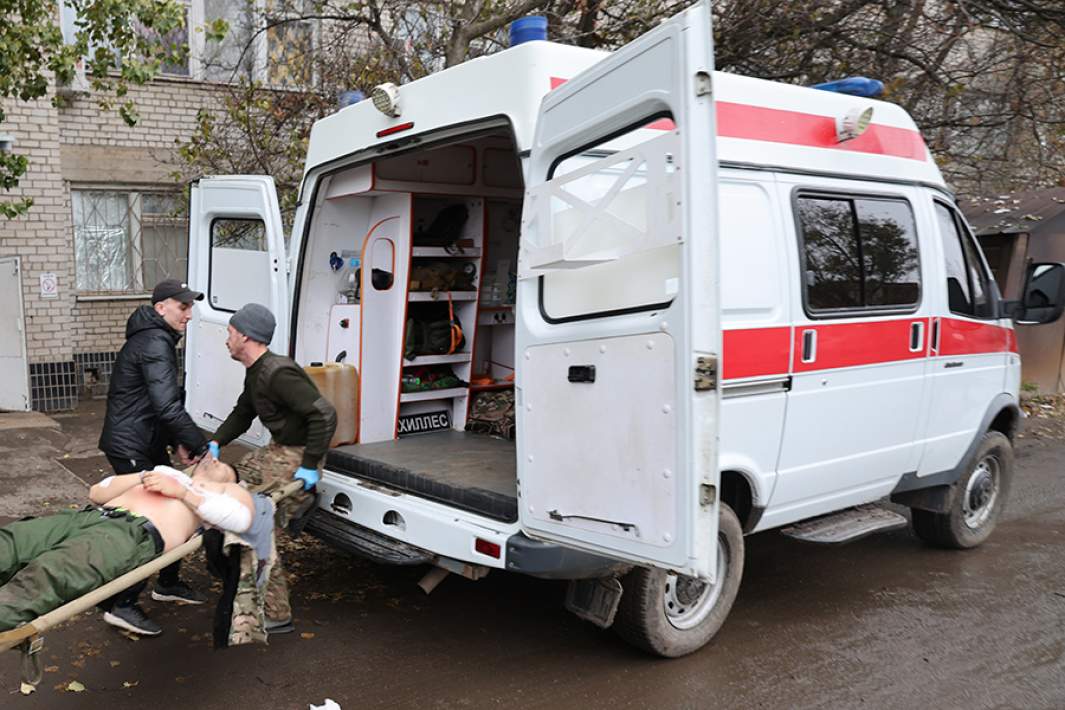 Корреспондент телеканала «Россия 24» Борис Максудов, получивший осколочные ранения в результате атаки украинского беспилотника на журналистов, готовивших материал, 22 ноября 2023 года