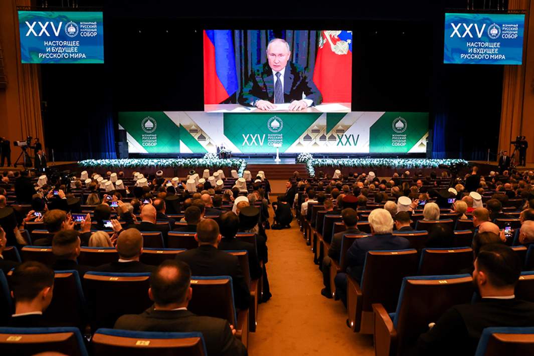 Владимир Путин во время выступления на пленарном заседании XXV Всемирного Русского народного собора в Государственном Кремлевском дворце