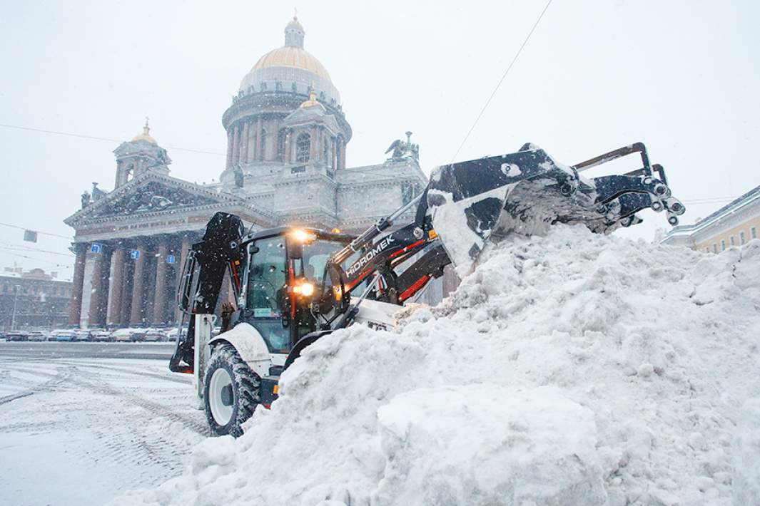 Снегоуборочная техника около Исаакиевского собора в Санкт-Петербурге