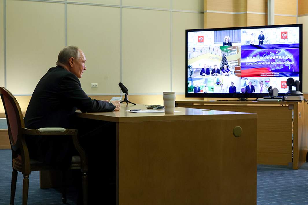 Владимир Путин во время открытия в режиме видеоконференции новых и капитально отремонтированных объектов здравоохранения в ряде регионов страны