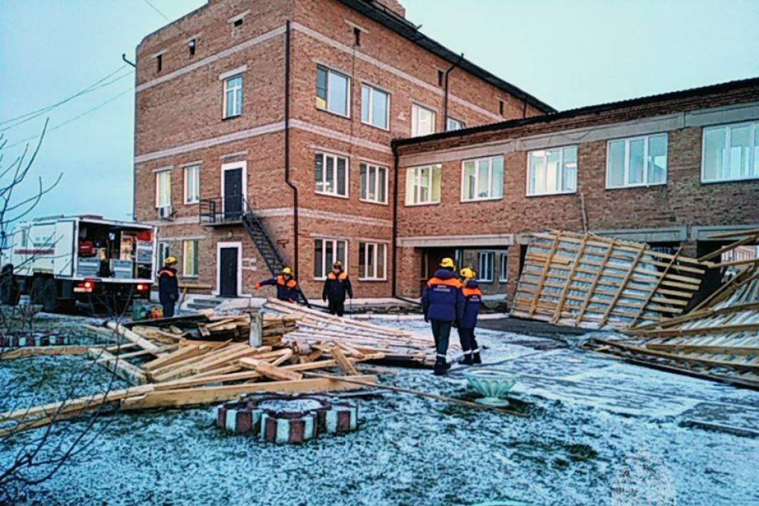 Сотрудники МЧС расчищают завалы около больницы в Сухобузимском районе Красноярского края
