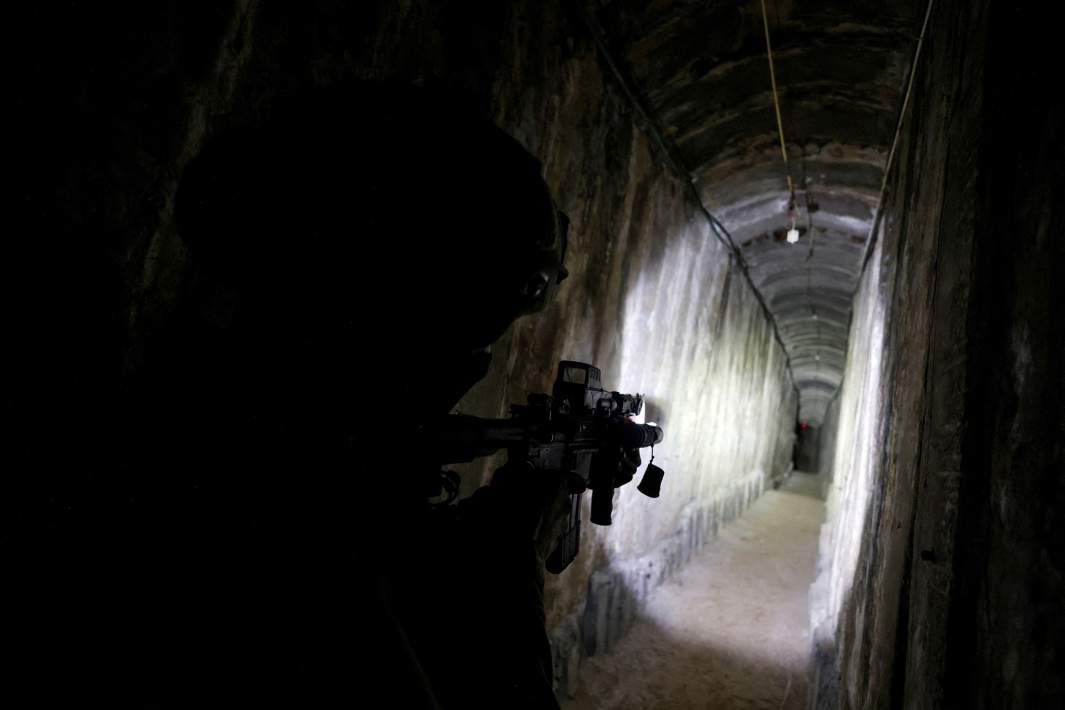 Солдат армии Израиля в одном из тоннелей ХАМАС