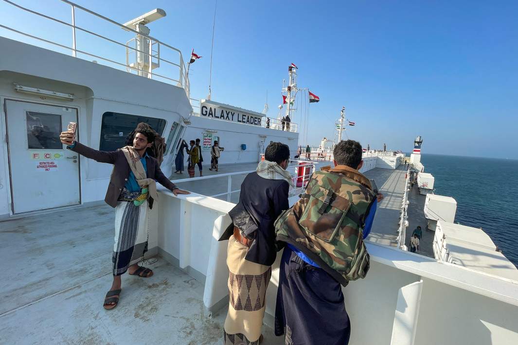 Йеменские хуситы на палубе корабля Galaxy Leader, захваченного у побережья Аль-Салифа, Йемен