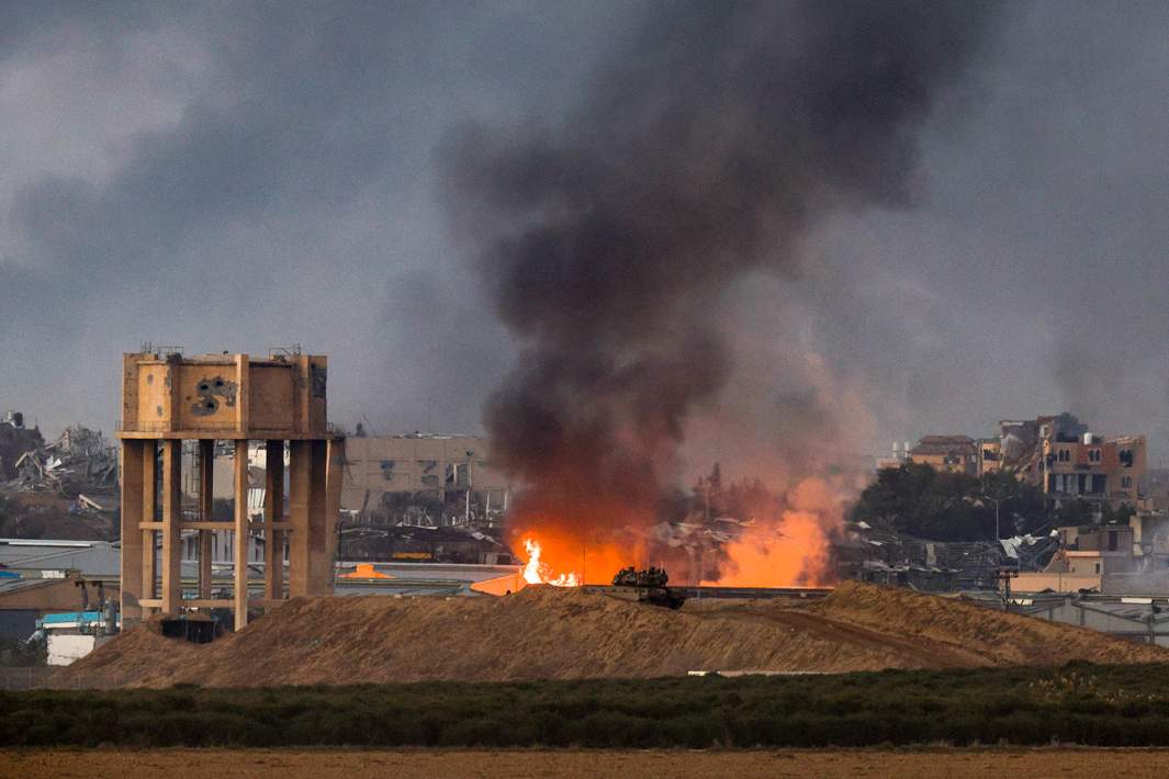 Пожар горит в центральной части сектора Газа после авиаудара на фоне продолжающегося конфликта между Израилем и ХАМАС, 11 декабря 2023 года