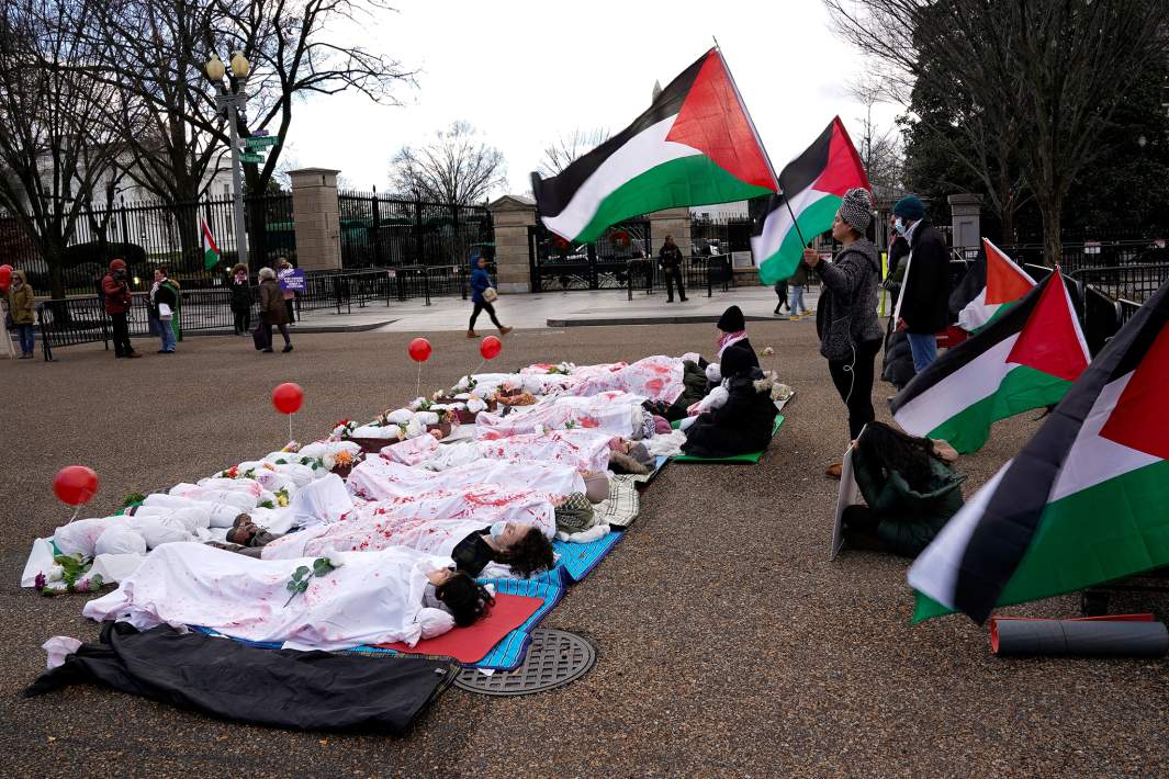Демонстрация в поддержку палестинцев возле Белого дома в Вашингтоне