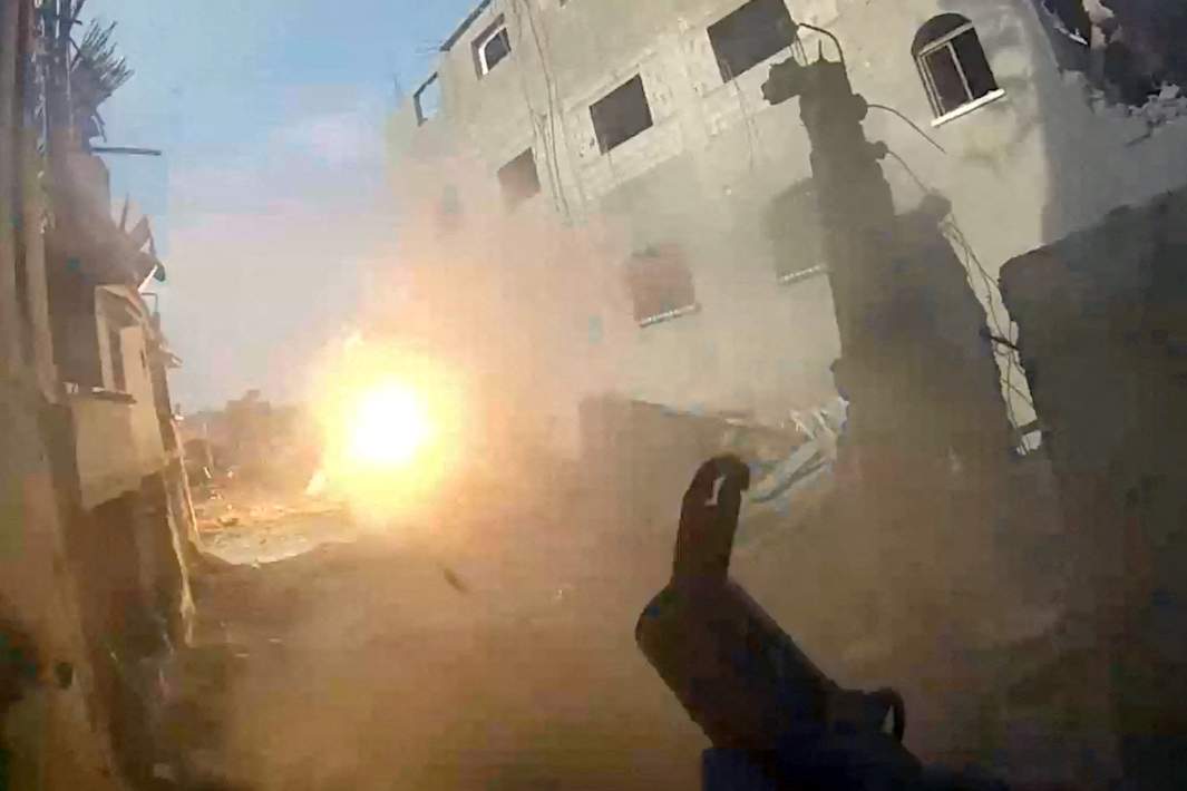 Боевик ХАМАС производит выстрел из противотанкового гранатомета в танк израильской армии. Скриншот видео
