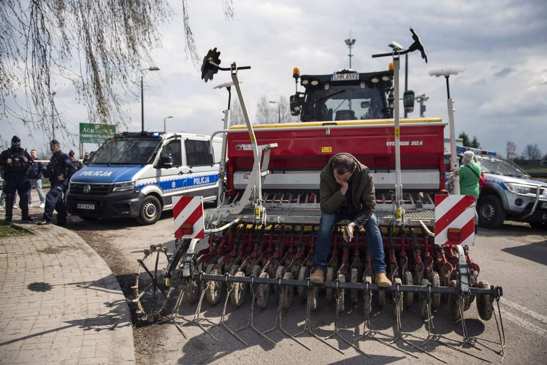 Польский фермер во время протеста против импорта украинского зерна в Грубешуве. 12 апреля 2023 года