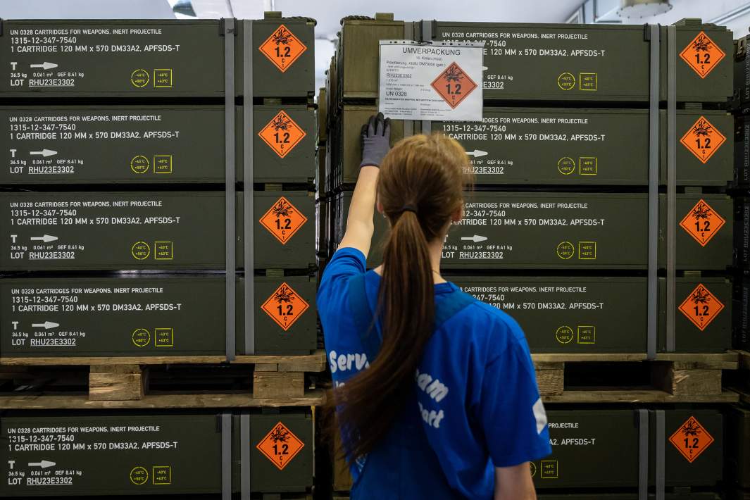 Ящики со 155-мм артиллерийскими снарядами, подготовленные для отправки на Украину, на одном из заводов концерна Rheinmetall