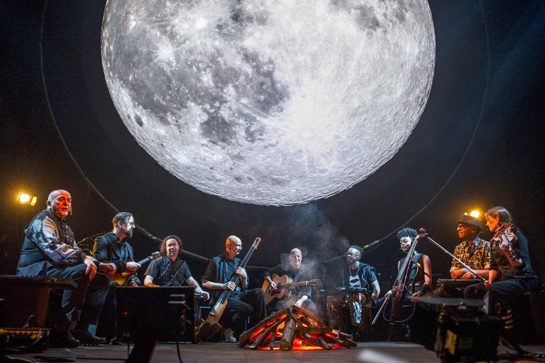 Питер Гэбриэл выступает вживую в рамках своего «i/o The Tour»