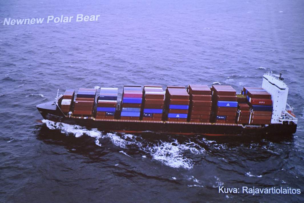 Китайский контейнеровоз Newnew Polar Bear в Балтийском море