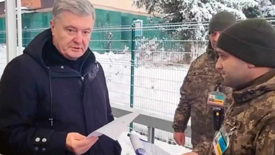 Петр Порошенко общается с украинскими пограничниками на одном из КПП на границе с Польшей