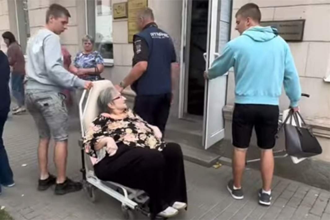 74-летнюю пенсионерку Наталью Кочегарову привезли на экзамен по латышскому языку