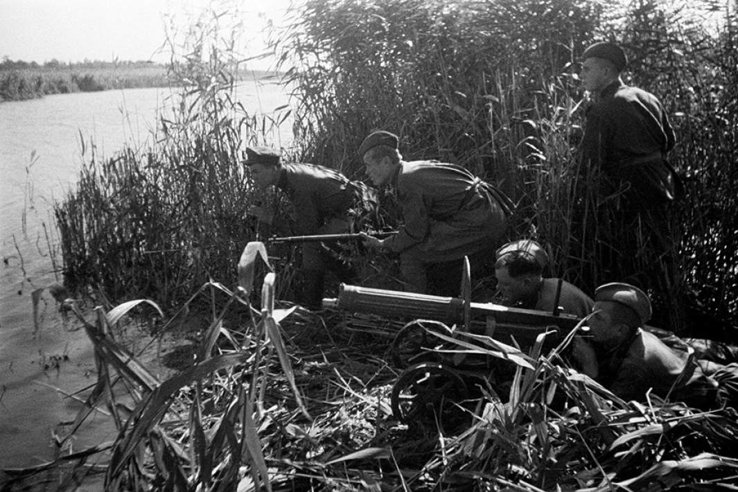 Советские солдаты у берега реки Днепр