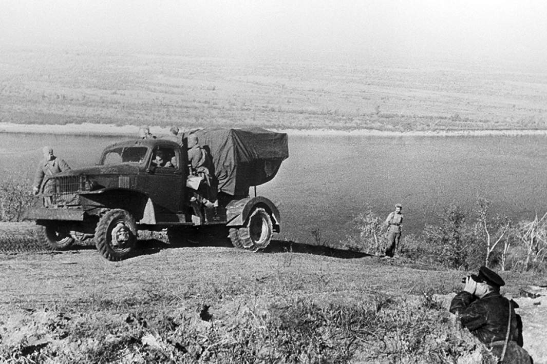 Советская РСЗО БМ-8-48 едет по берегу Днепра в районе Букринского плацдарма