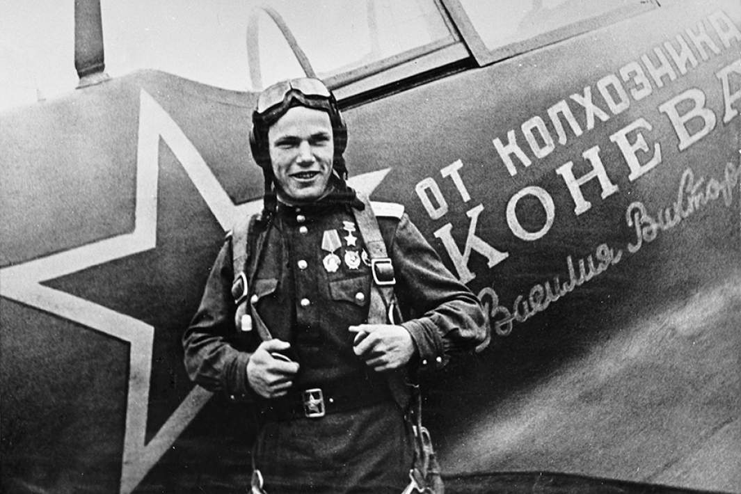 Герой Советского Союза, капитан Иван Никитович Кожедуб у истребителя Ла-5ФН
