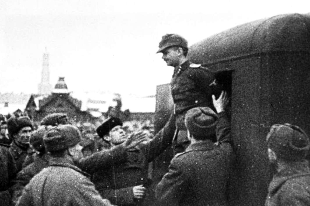 Унтерштурмфюрер СС Ганс Ритц (Hans Ritz), доставленный к месту казни на площади в Харькове