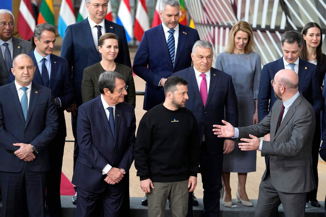 Президент Европейского совета Шарль Мишель разговаривает с президентом Украины Владимиром Зеленским и премьер-министром Венгрии Виктором Орбаном