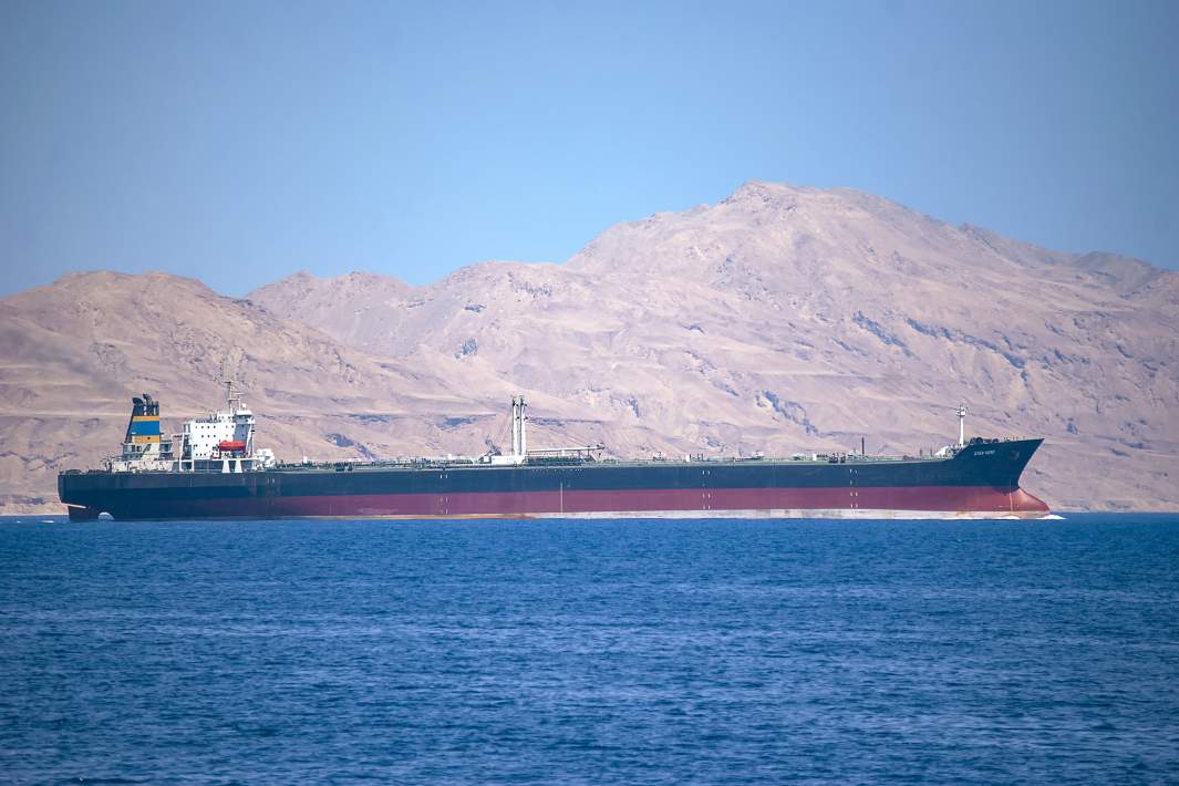Нефтеналивной танкер в Красном море