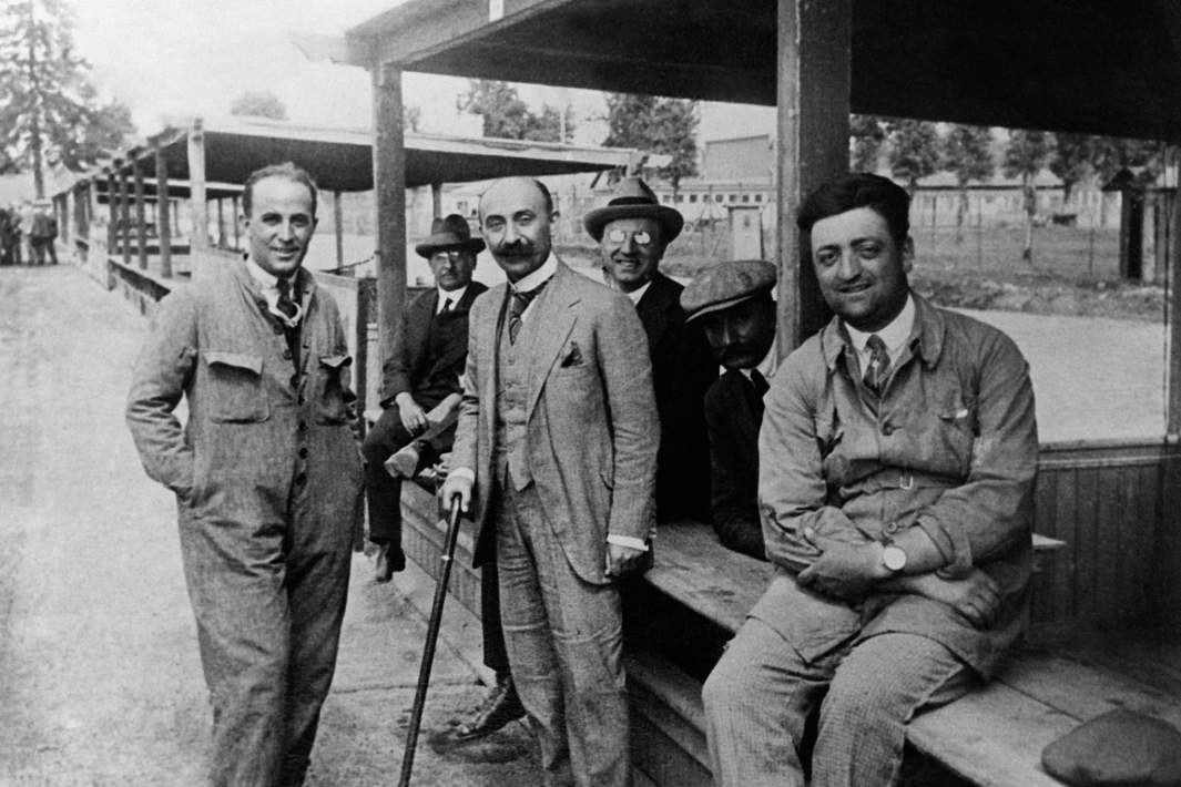 Никола Ромео, Энцо Феррари, Джузеппе Морози члены команды Alfa Romeo, Монца, 1923 год
