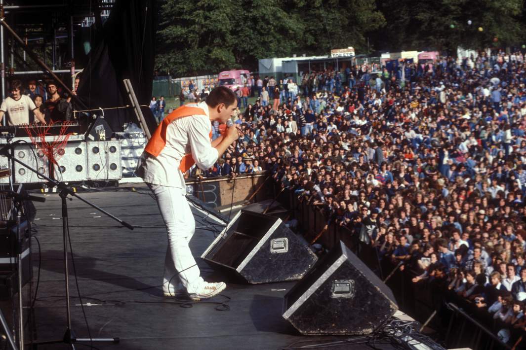 Питер Гэбриэл выступает в парке Баттерси в Лондоне, 16 сентября 1978 года