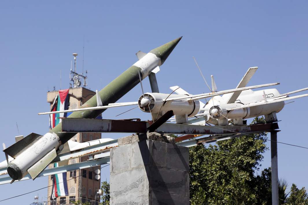 Макеты дронов и ракет выставлены на площади столицы Йемена Сане