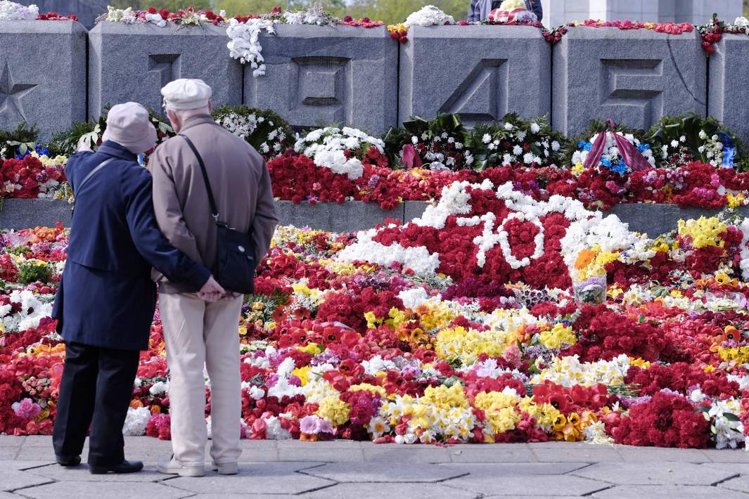 Цветы, возложенные к ныне снесенному памятнику Освободителям в Парке Победы в Риге в день празднования 70-й годовщины Победы в Великой Отечественной войне. 2015 год