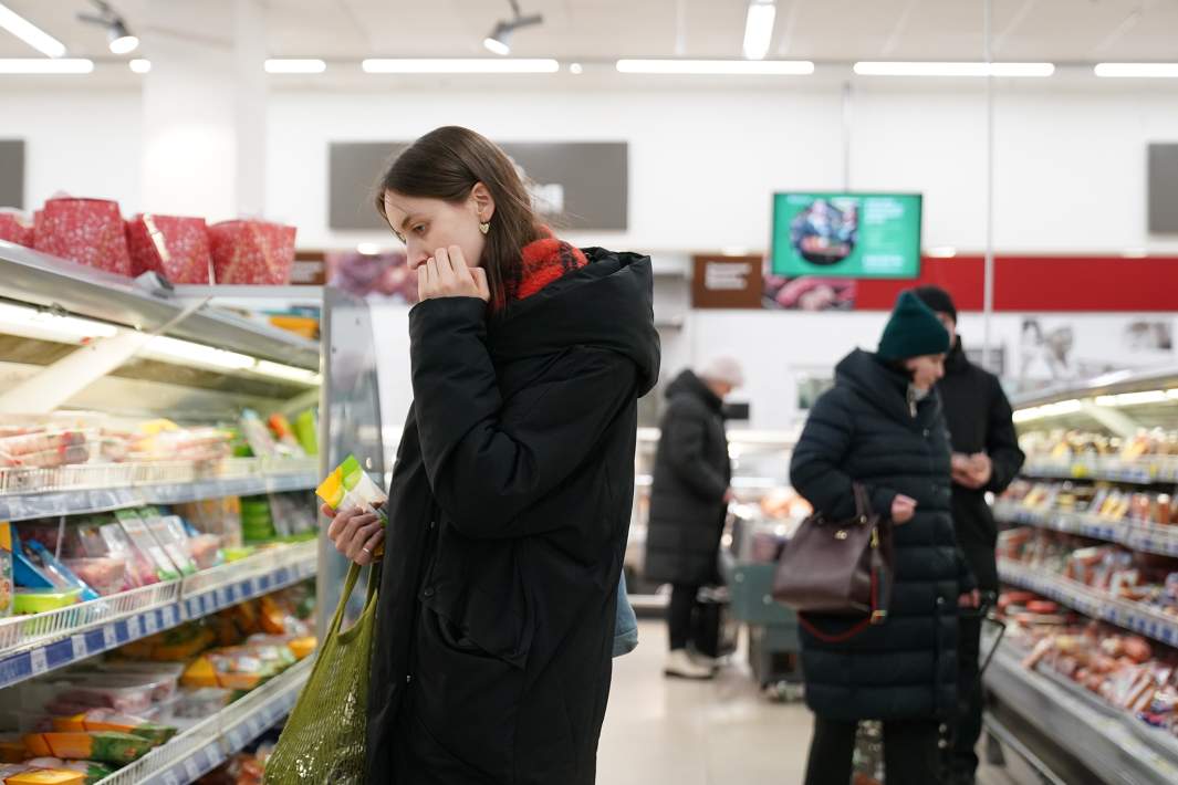 женщина в супермаркете